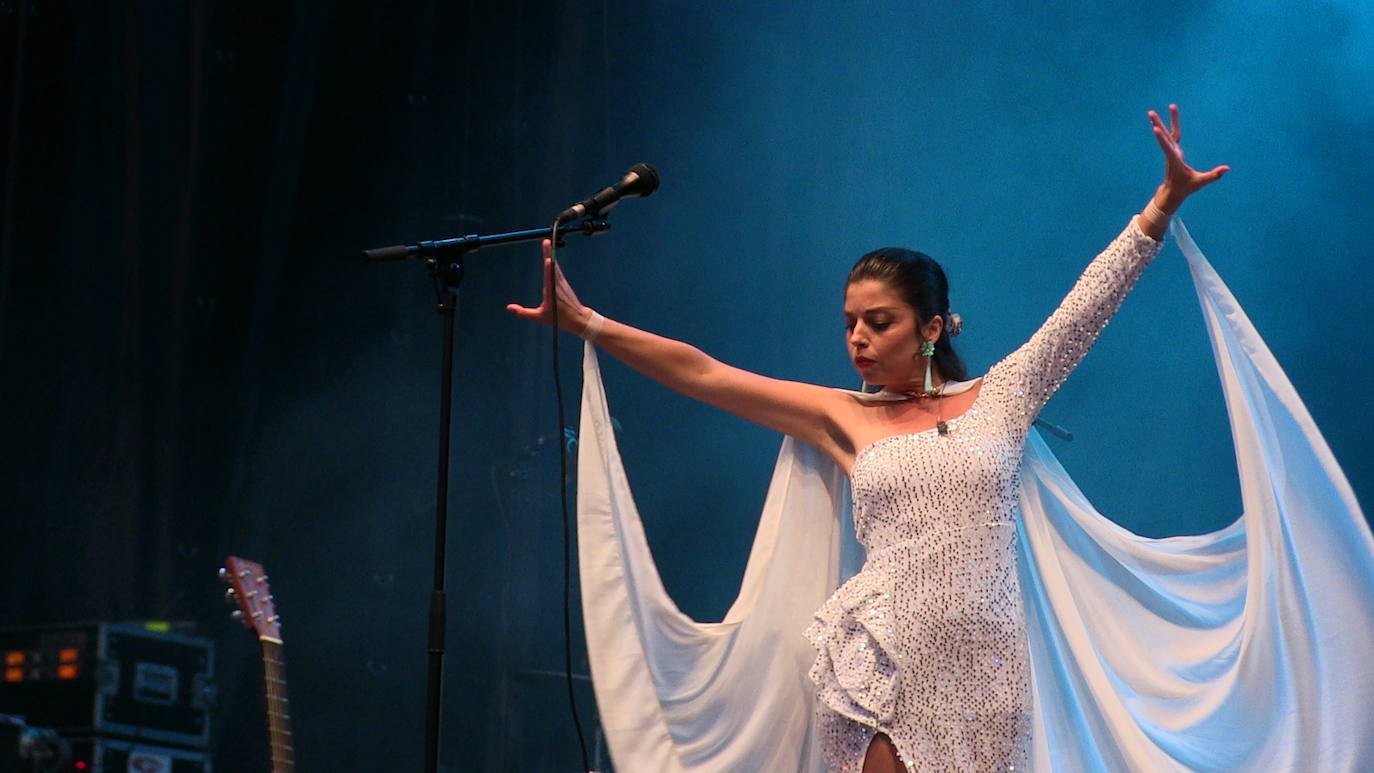 Soleá Morente, en el escenario de la plaza Mayor de León. 