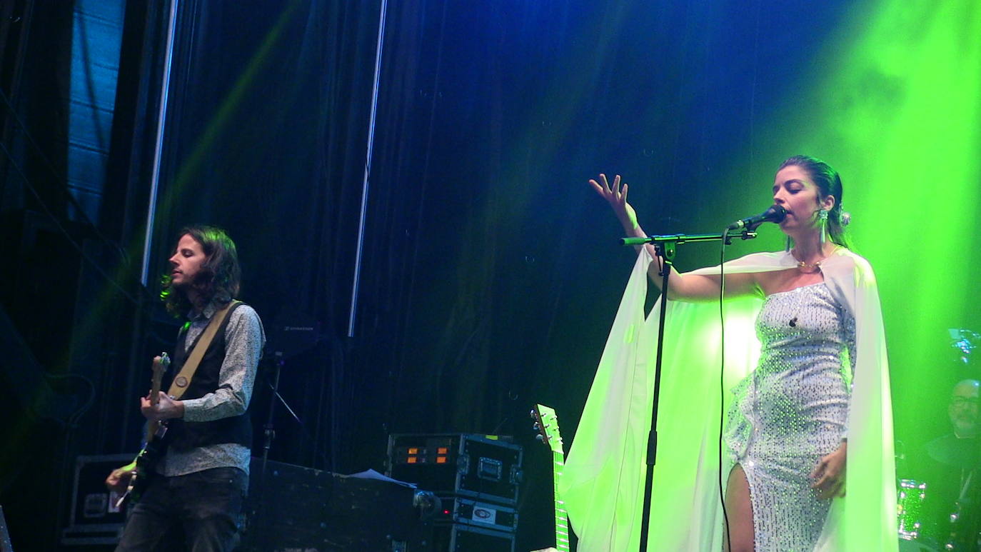 Soleá Morente, en el escenario de la plaza Mayor de León. 