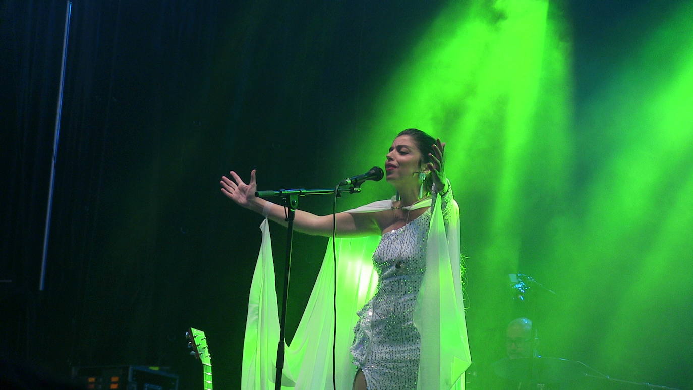 Soleá Morente, en el escenario de la plaza Mayor de León. 