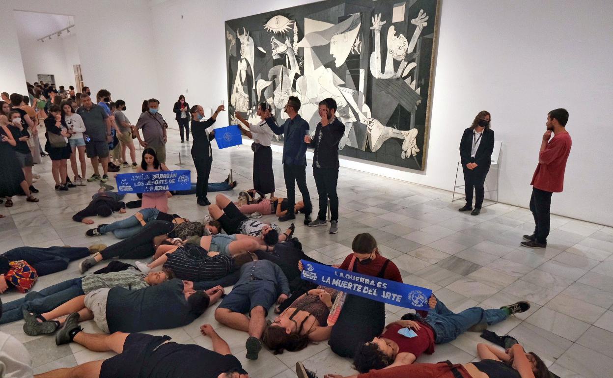 Un momento de la protesta en el Reina Sofía. 