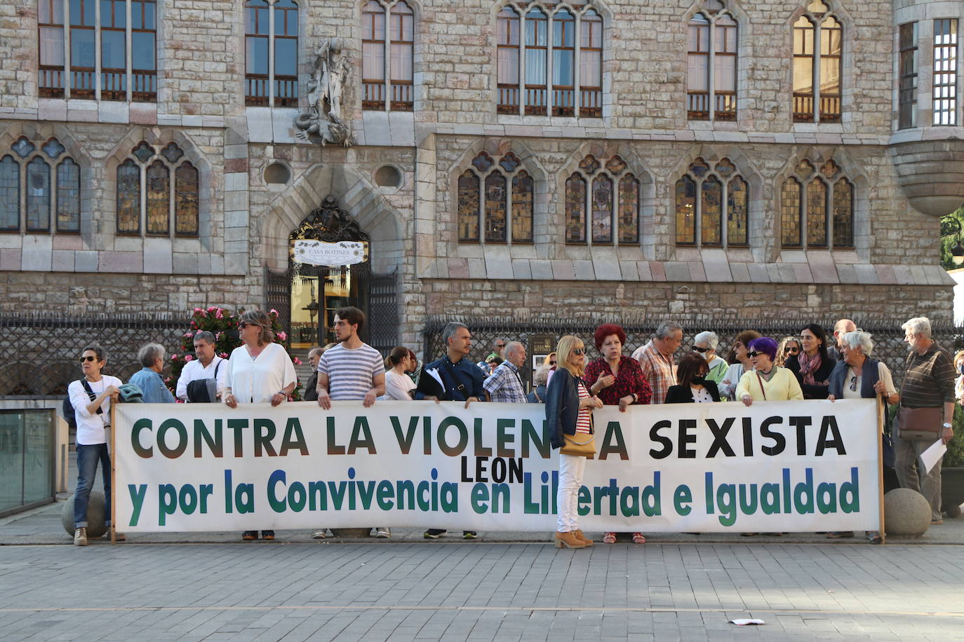 Manifestantes de 'Los Lunes sin Sol' denuncian en la Plaza Botines, el asesinato por violencia machista de Gema y Virginia.