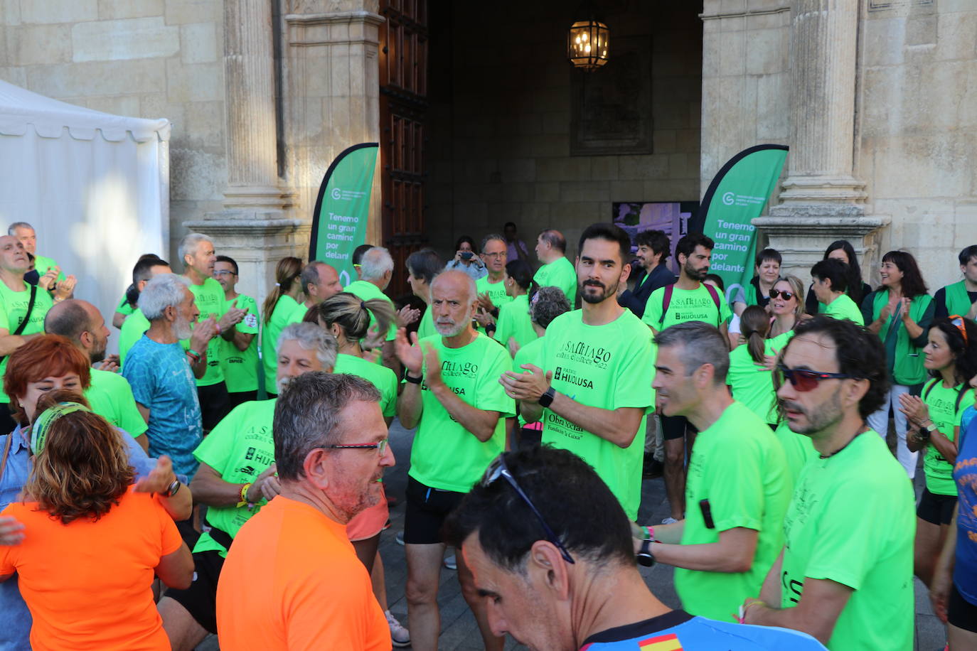 Los 60 'corregrinos' llegan a la Plaza de San Marcelo, recibidos por familiares y amigos. 