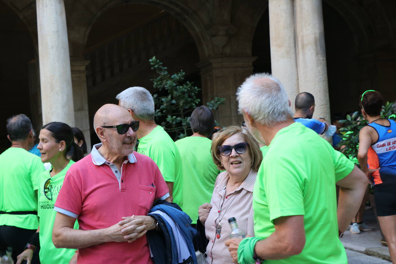 Los 60 'corregrinos' llegan a la Plaza de San Marcelo, recibidos por familiares y amigos. 