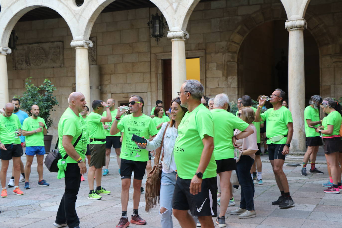 Los 60 'corregrinos' llegan a la Plaza de San Marcelo, recibidos por familiares y amigos. 
