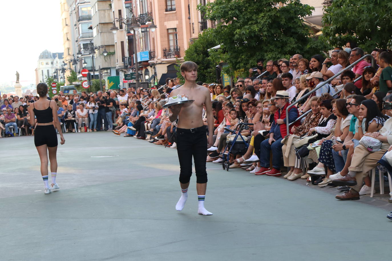 Desfile de moda de jóvenes diseñadores de León. 