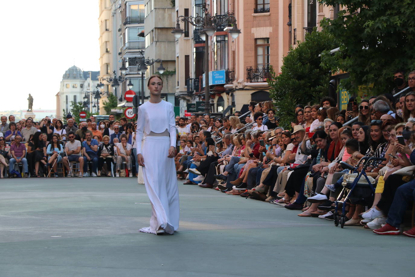 Desfile de moda de jóvenes diseñadores de León. 