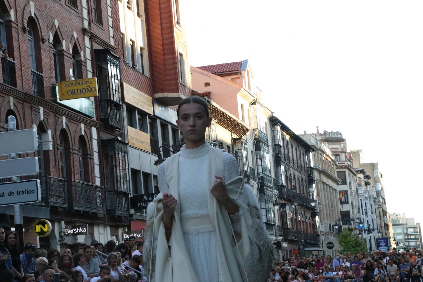 Desfile de moda de jóvenes diseñadores de León. 