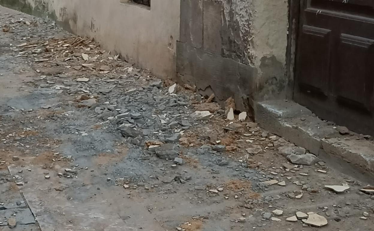 Caída de cascotes en la calle Dámaso Merino.