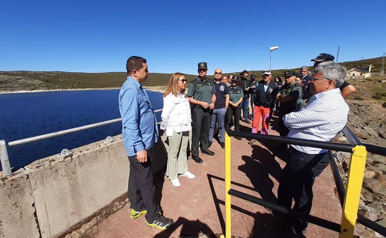 La delegada del Gobierno en Castilla y León, Virginia Barcones, visita la central hidroeléctrica de Moncabril, en el término municipal zamorano de Galende. 