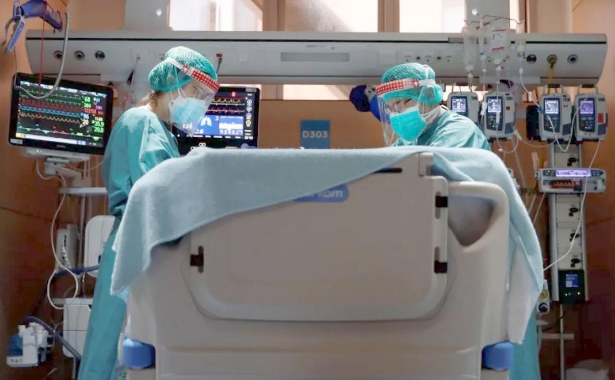 Imagen de un paciente en una unidad de críticos. En la actualidad los hospitales de León suman una decena de personas ingresadas en este tipo de unidades. 