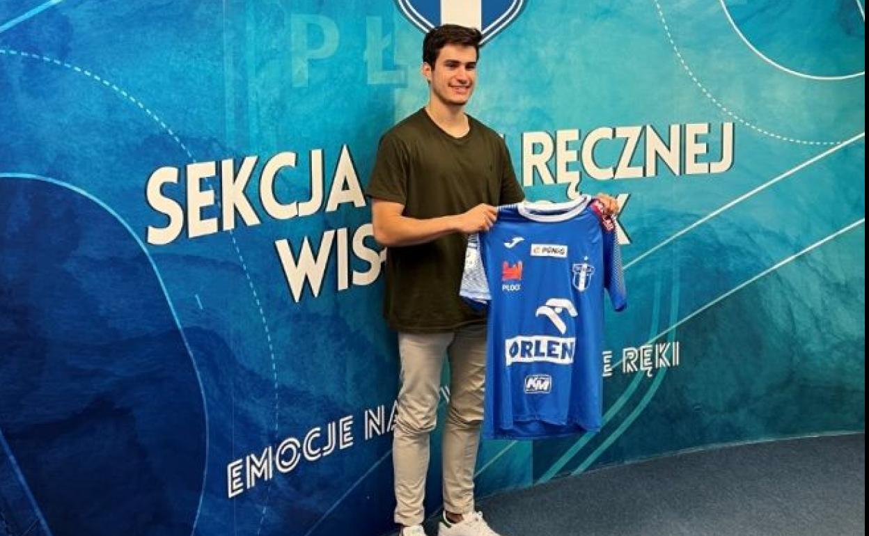 Gonzalo Pérez posa con la camiseta de su nuevo equipo.