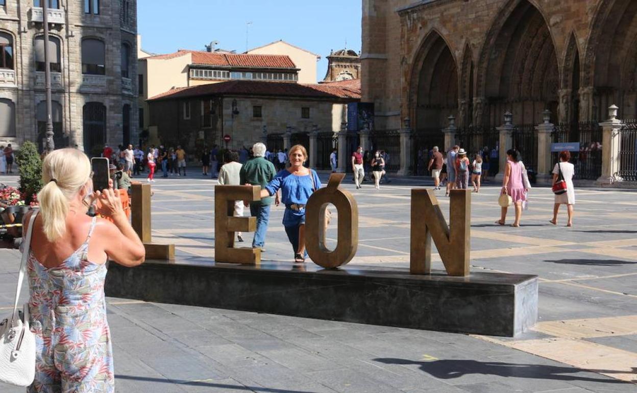 Unos turistas se han unas fotos en la plaza de Regla. 