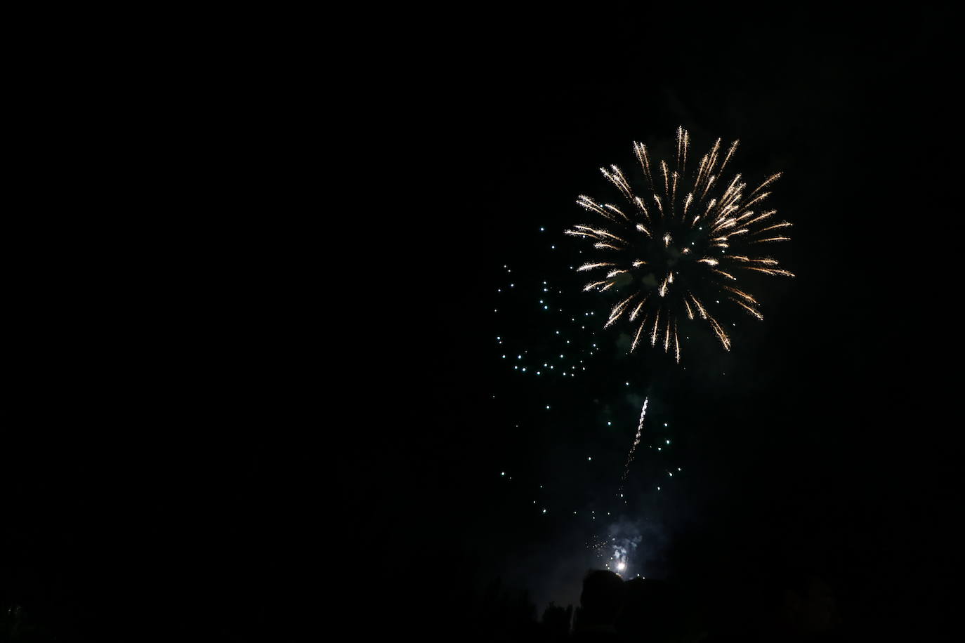 Imágenes de los fuegos artificiales de San Pedro en León. 