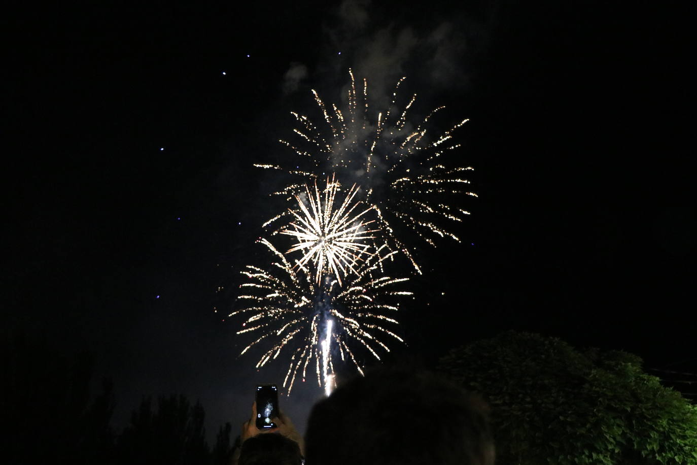 Imágenes de los fuegos artificiales de San Pedro en León. 