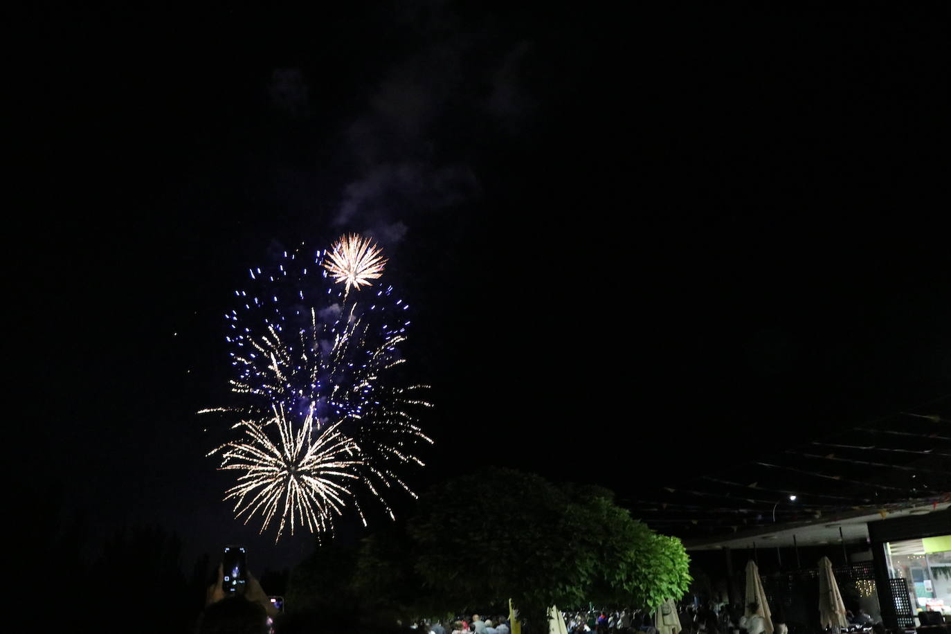 Imágenes de los fuegos artificiales de San Pedro en León. 