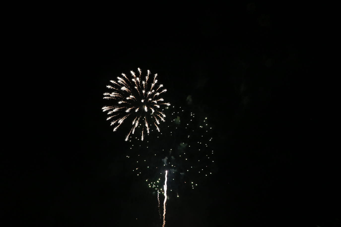 Imágenes de los fuegos artificiales de San Pedro en León. 