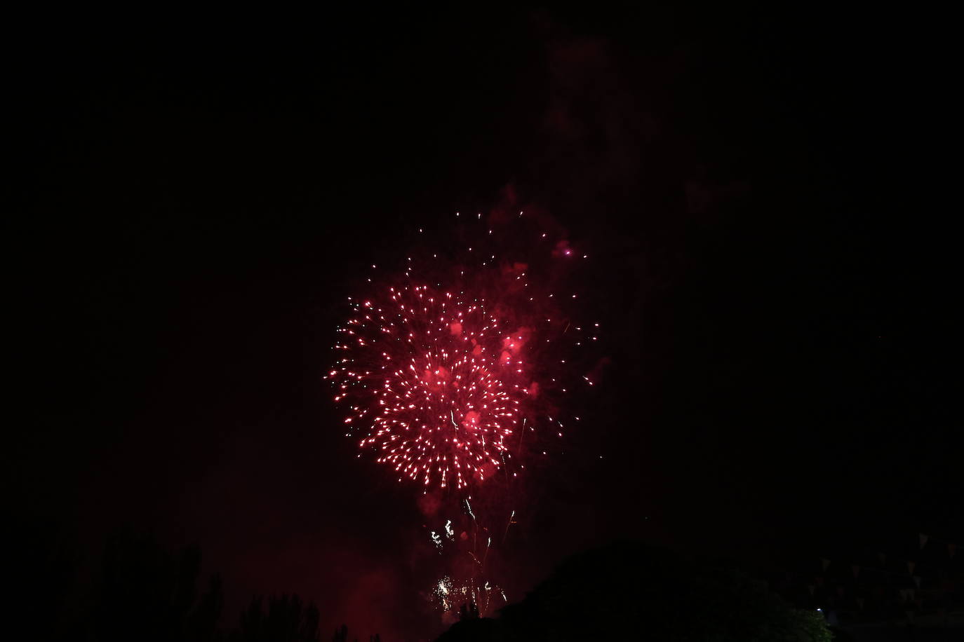 Imágenes de los fuegos artificiales de San Pedro en León. 
