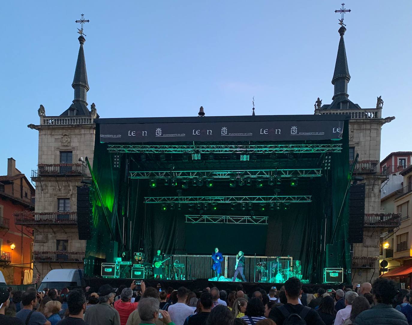 Actuación de 'Mastodonte' en la Plaza Mayor de León. 