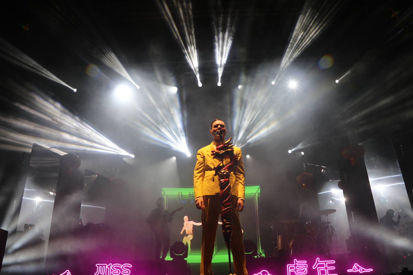 Miss Caffeina sobre el escenario de León. 