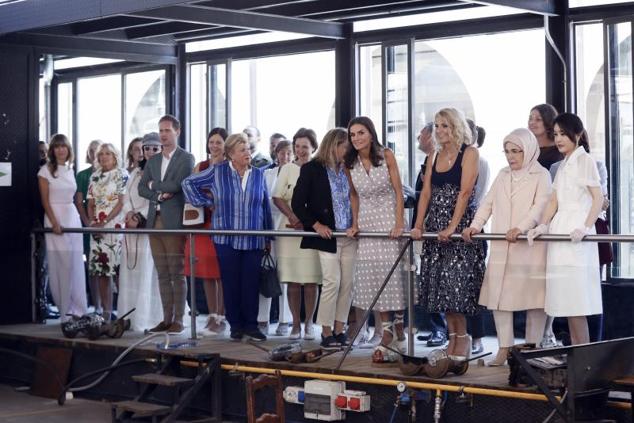 La Reina visita junto a las parejas de jefe de Estado y de Gobierno de la OTAN la Fábrica de Vidrio en La Granja de San Idelfonso. 