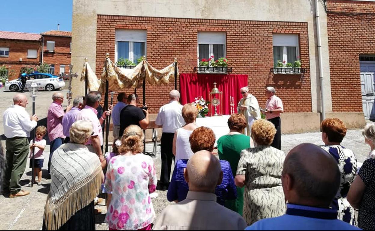 Imagen de la celebración eucarística en Ferral del Bernesga. 