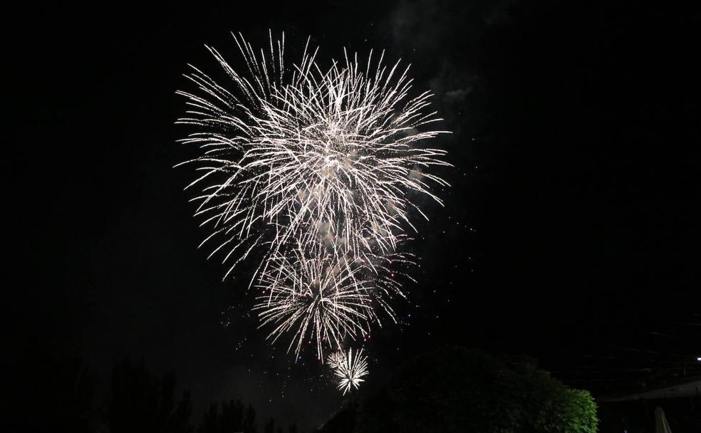 Imágenes de los fuegos artificiales de San Pedro en León. 