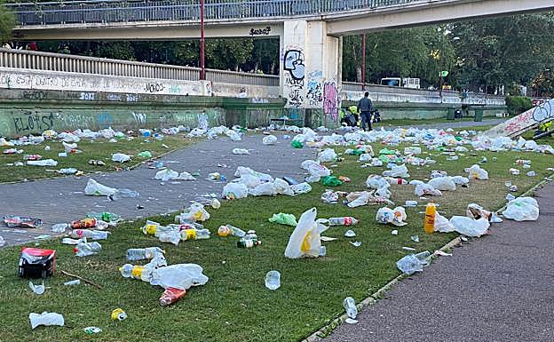 Galería. La basura se acumula sobre la orilla del Bernesga.