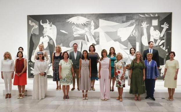 Foto de familia junto al Guernica en el Museo Reína Sofía.