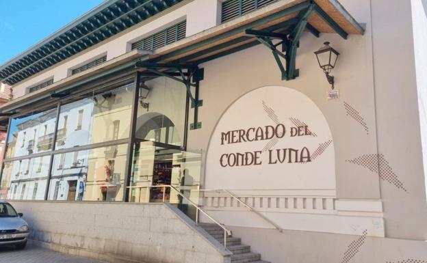 Instalación del Mercado del Conde Luna, edificio que afrontará en los próximos meses una reforma integral.