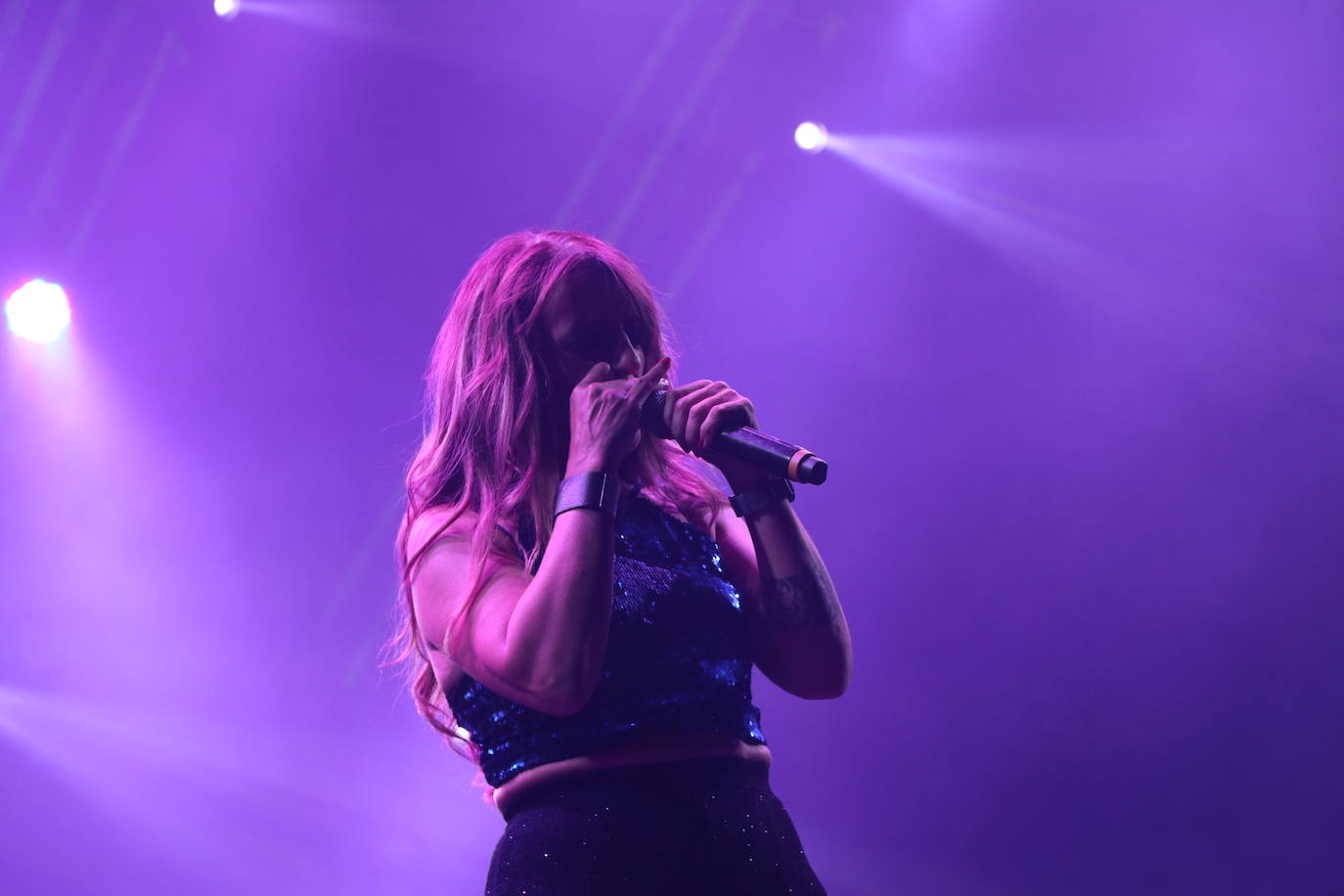 Actuación de la orquesta Clan Zero sobre el escenario de León. 