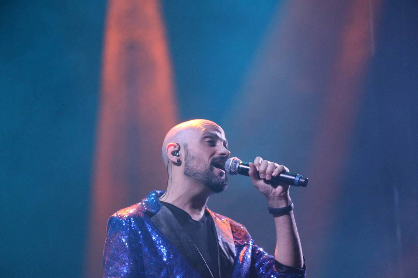 Actuación de la orquesta Clan Zero sobre el escenario de León. 