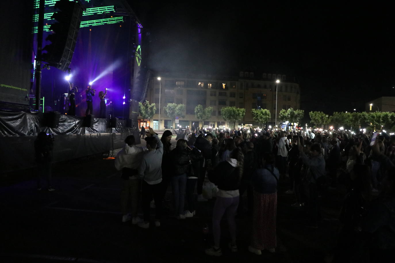 Actuación de la orquesta Clan Zero sobre el escenario de León. 