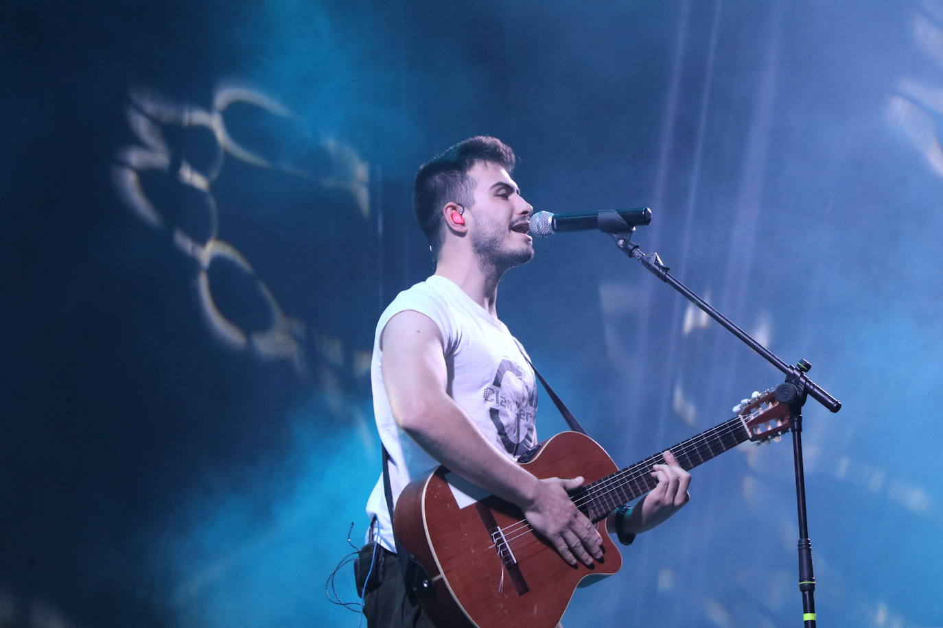 Actuación de la orquesta Clan Zero sobre el escenario de León. 