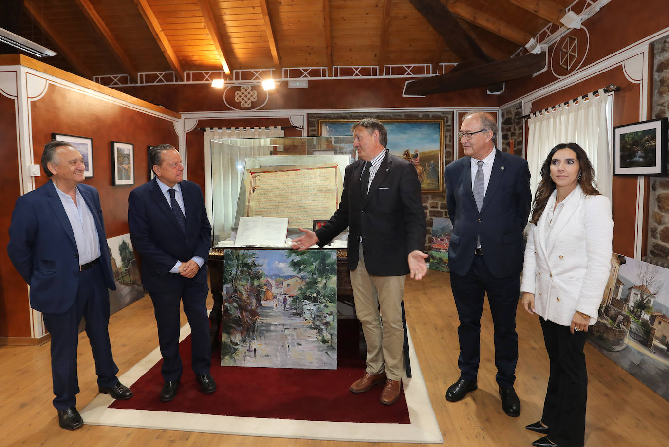(IaD) El consejero Emilio Melero; ; el presidente del Consejo de Cuentas, Mario Amilivia; el alcalde Jesús Mediavilla; el consejero Miguel Ángel Jiménez; y la secretaria del pleno Sheila de la Rosa, en el pleno en el Ayuntamiento palentino de Brañosera