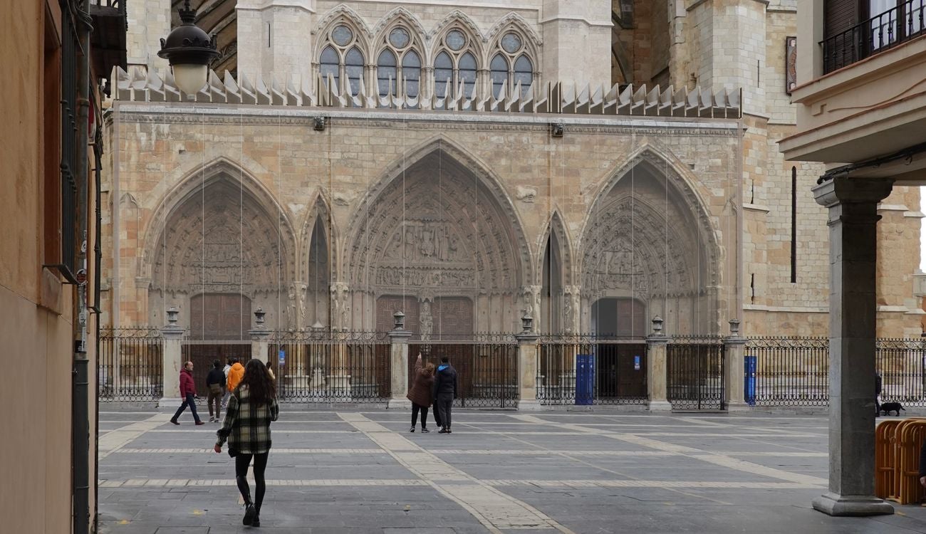 La propuesta ganadora para proteger el pórtico de la Seo leonesa se basa en una membrana transparente trasparente que se desplegará sobre la fachada principal. El proyecto ha sido elaborado por el arquitecto Julio César Moreno, del estudio Funcionable de Madrid. El velo tiene como fin salvaguardar los elementos arquitectónicos frente a las agresiones climatológicas. La idea se inspira en el pabellón de los países nórdicos de Venecia, de Sverre Fehn. 