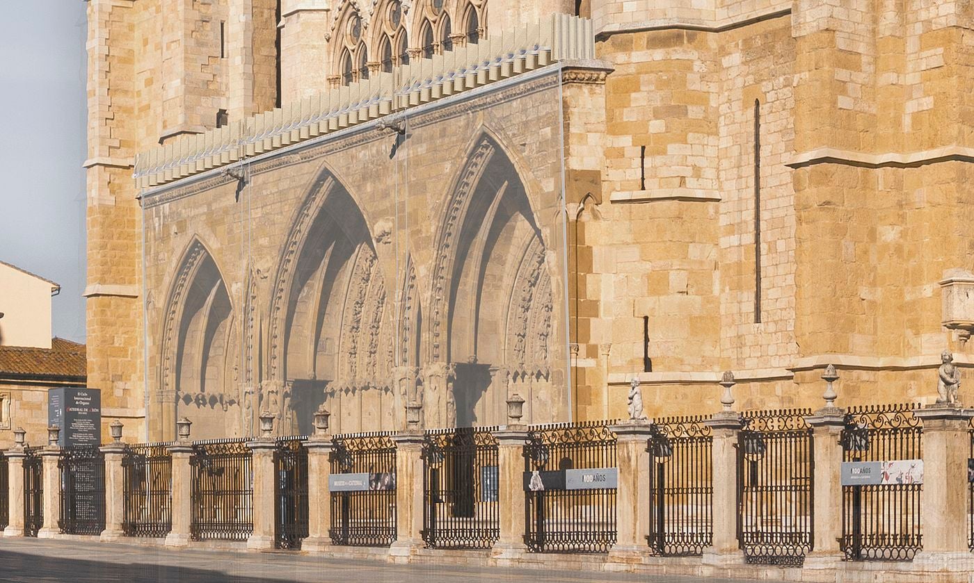 La propuesta ganadora para proteger el pórtico de la Seo leonesa se basa en una membrana transparente trasparente que se desplegará sobre la fachada principal. El proyecto ha sido elaborado por el arquitecto Julio César Moreno, del estudio Funcionable de Madrid. El velo tiene como fin salvaguardar los elementos arquitectónicos frente a las agresiones climatológicas. La idea se inspira en el pabellón de los países nórdicos de Venecia, de Sverre Fehn. 