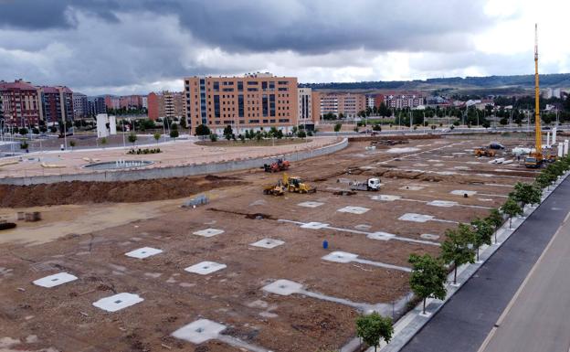 Trabajos en La Lastra para levantar el nuevo centro comercial.