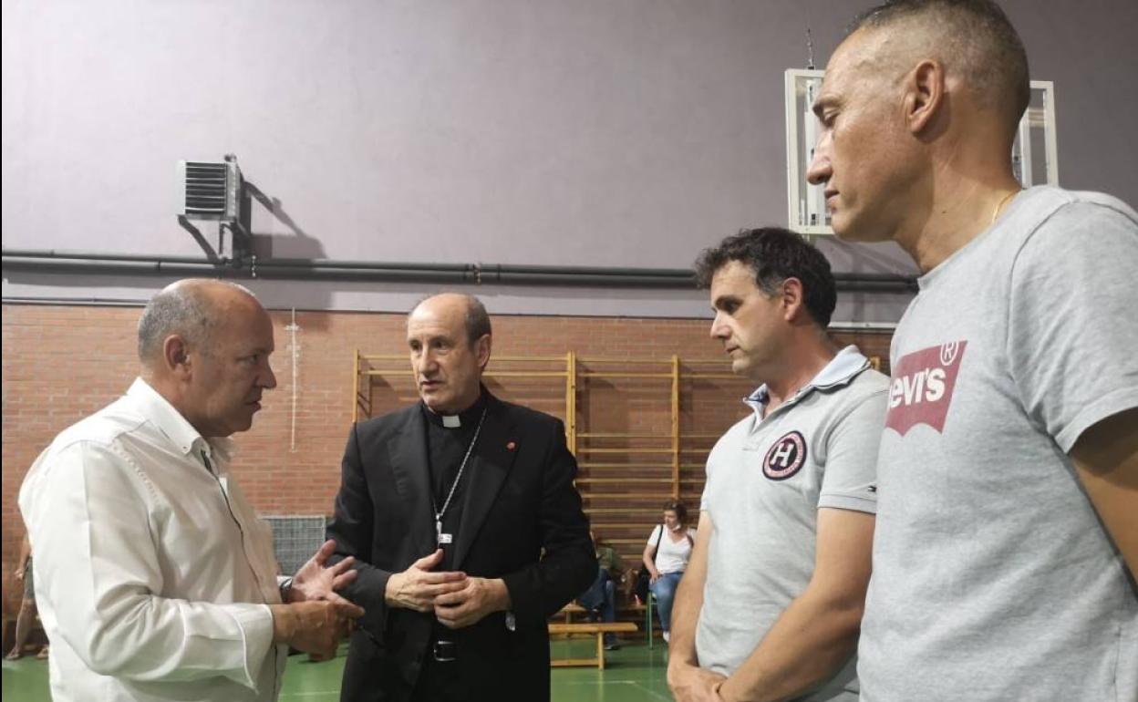 El obispo de Astorga durante su visita a las personas evacuadas. 