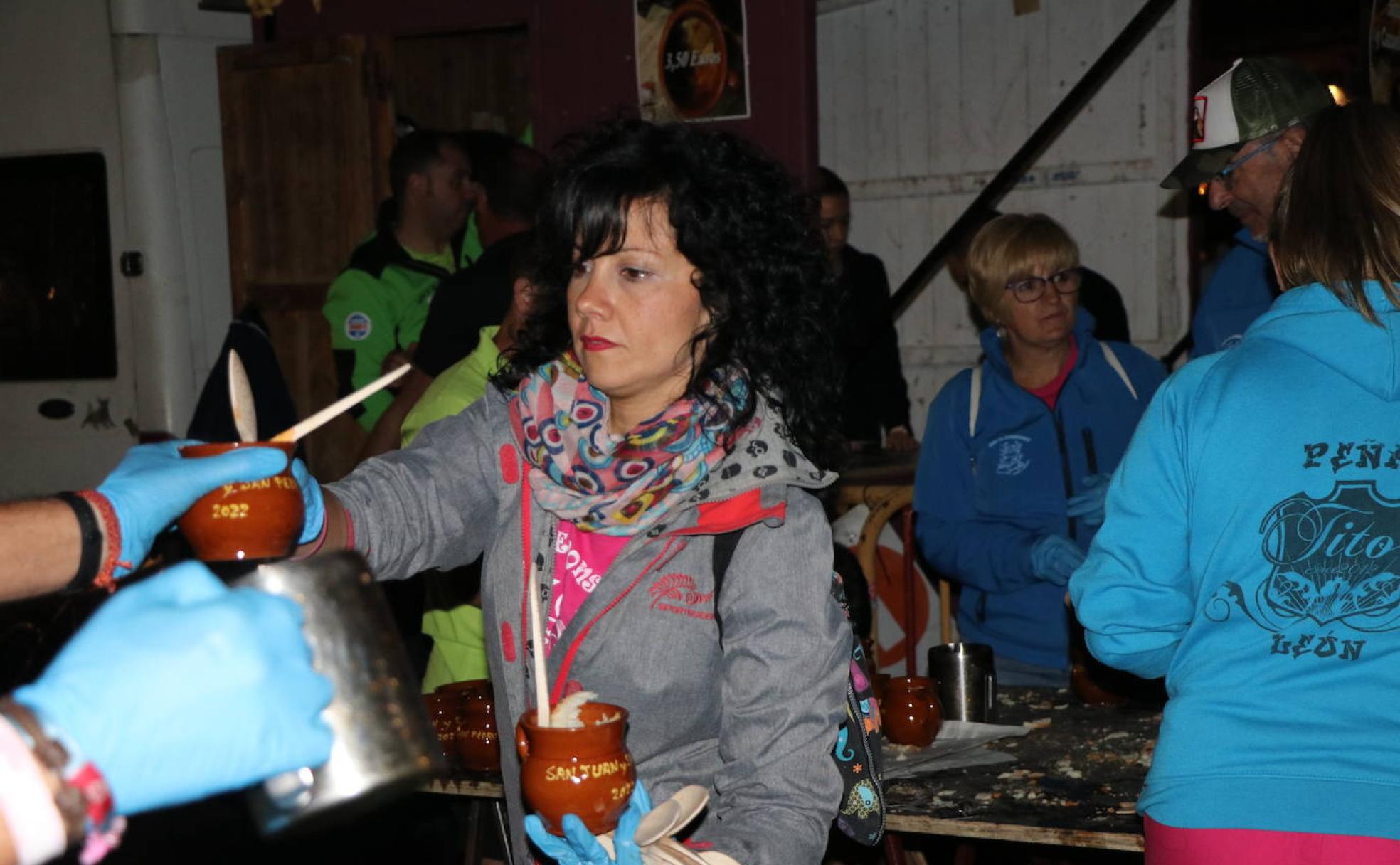 Imagen del reparto tradicional de las sopas de ajo en León. 