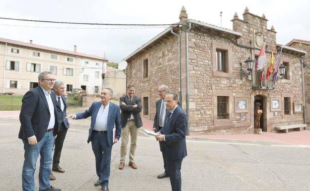 El presidente del Consejo de Cuentas, Mario(D); junto al resto de miembros del consejo, alcalde de Brañosera, Jesús Mediavilla(3D), antes de iniciarse el pleno en el Ayuntamiento palentino de Brañosera