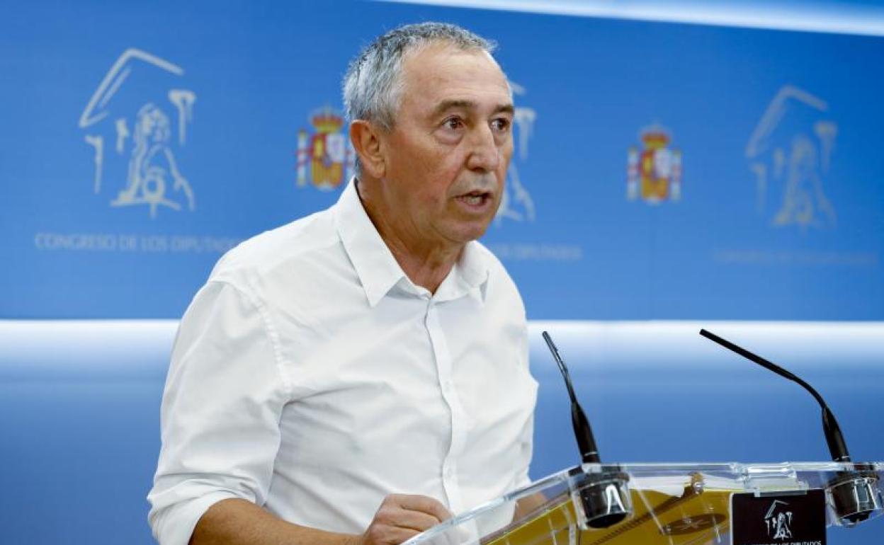 El portavoz de Compromís, Joan Baldoví, durante la rueda de prensa que ha ofrecido este martes en el Congreso.