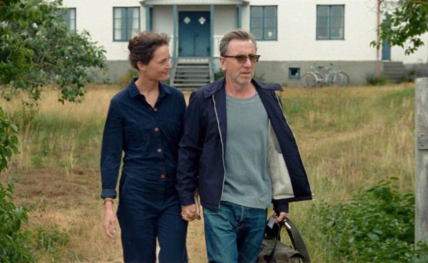 Vicky Krieps y Tim Roth en 'La isla de Bergman'.