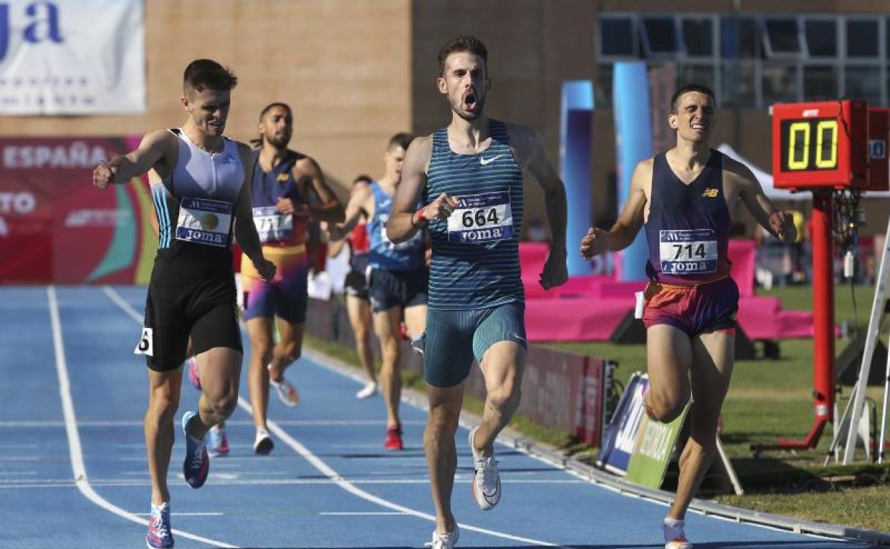 Álvaro de Arriba (c), entre Adrián Ben (i) y Mariano García (d), en la reciente final de 800 en los Nacionales de Nerja. 