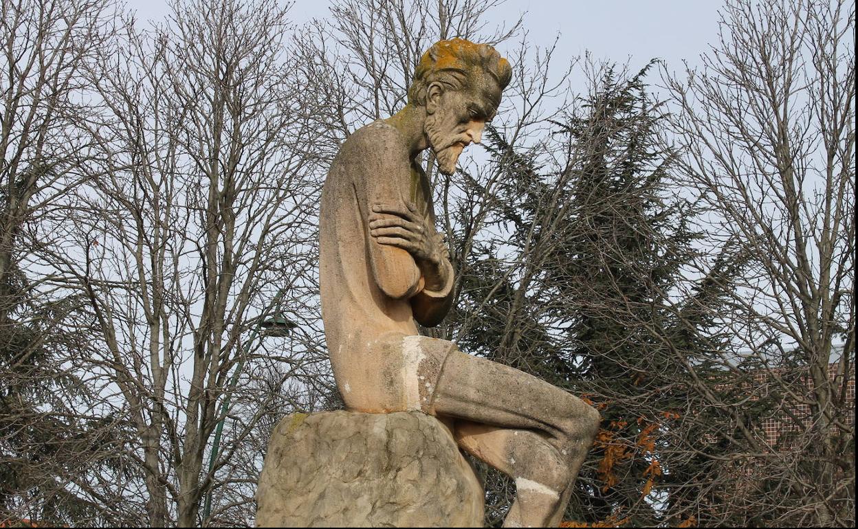 Estatua del pensador que se ubica en el Campus de Vegazana de la Universidad de León.
