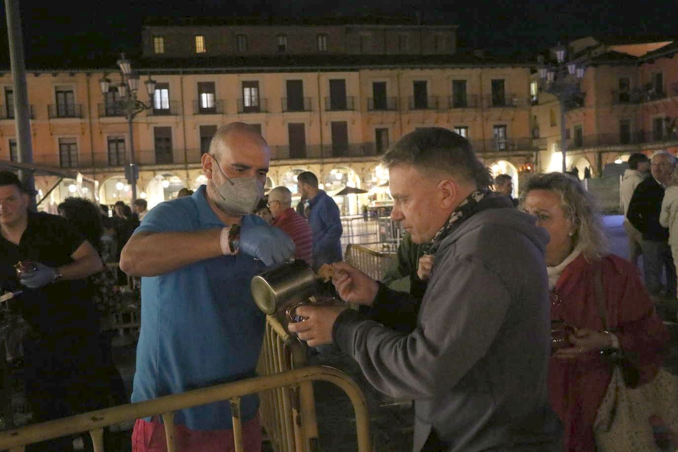 Imagen del reparto tradicional de las sopas de ajo en León. 