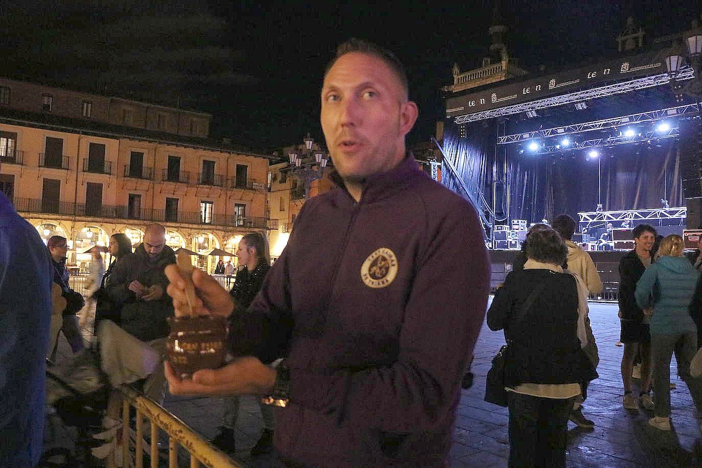 Imagen del reparto tradicional de las sopas de ajo en León. 