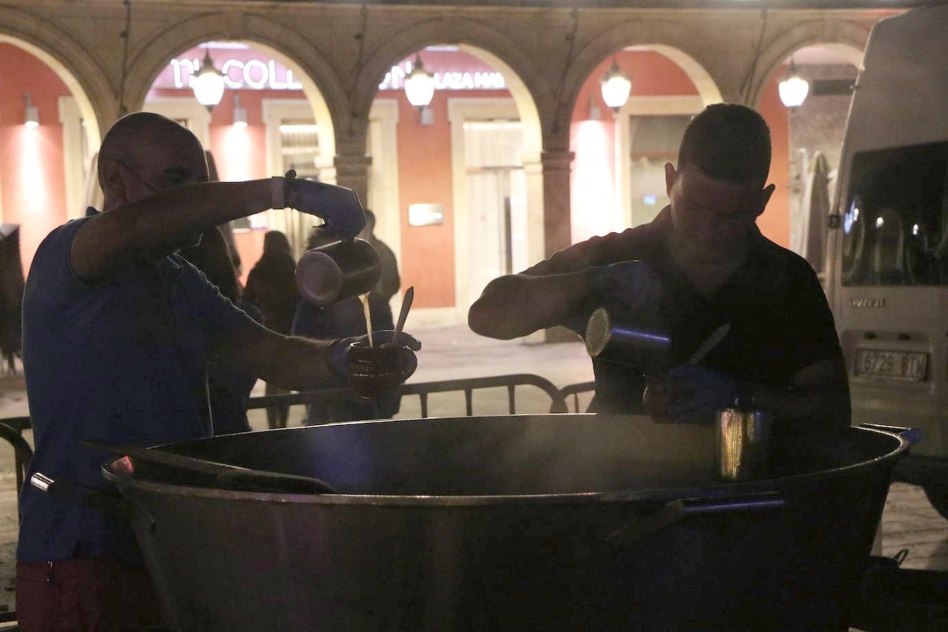 Imagen del reparto tradicional de las sopas de ajo en León. 