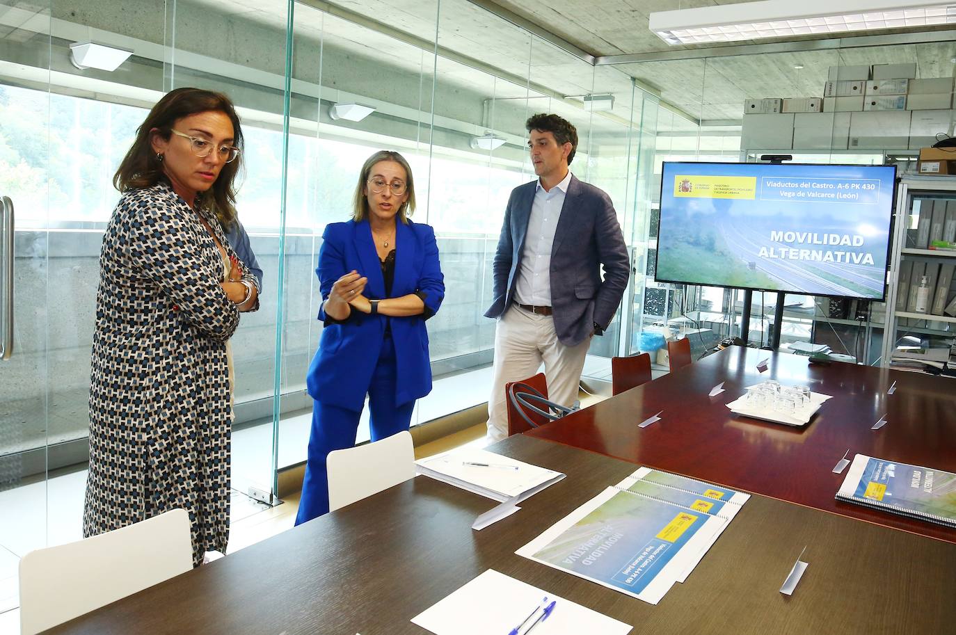 Los técnicos no saben qué ocurrió en el viaducto de la A-6, analizan los cimientos, y el tráfico se aliviará con más 'doble sentido'. La 'ingeniería forense' intenta determinar el problema que generó la caída de los dos vanos y se barajan todas las opciones. Una de las posibilidades se encuentra en los problemas de cimentación.