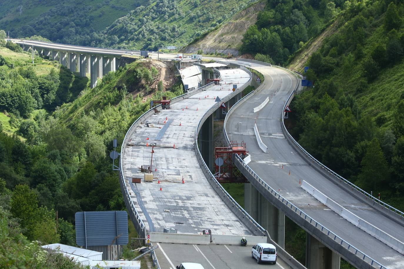 Los técnicos no saben qué ocurrió en el viaducto de la A-6, analizan los cimientos, y el tráfico se aliviará con más 'doble sentido'. La 'ingeniería forense' intenta determinar el problema que generó la caída de los dos vanos y se barajan todas las opciones. Una de las posibilidades se encuentra en los problemas de cimentación.