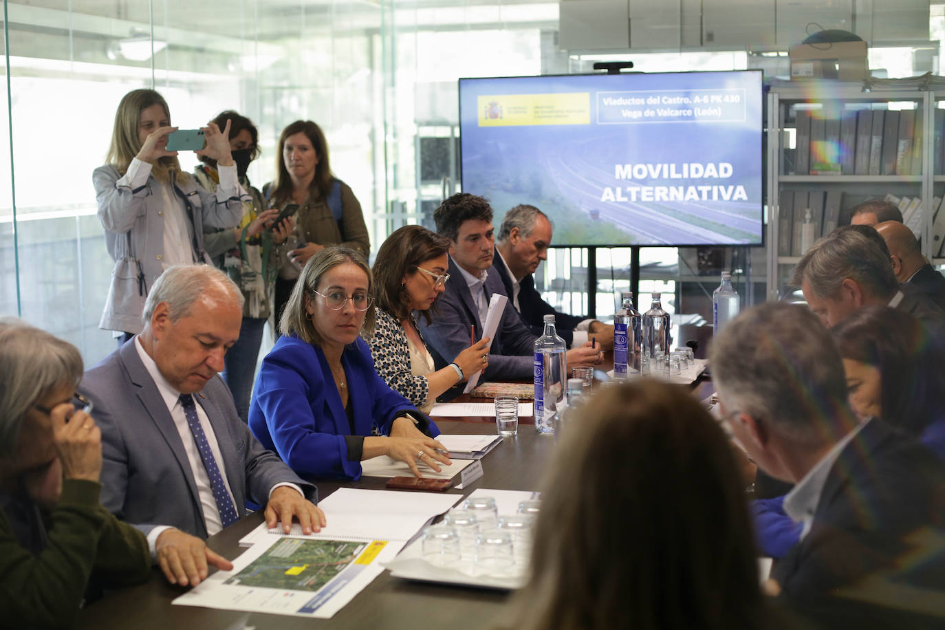 Los técnicos no saben qué ocurrió en el viaducto de la A-6, analizan los cimientos, y el tráfico se aliviará con más 'doble sentido'. La 'ingeniería forense' intenta determinar el problema que generó la caída de los dos vanos y se barajan todas las opciones. Una de las posibilidades se encuentra en los problemas de cimentación.